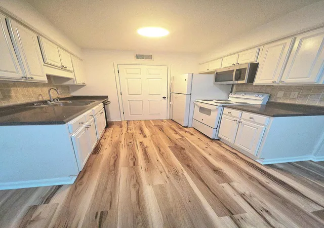Photo 4 of Townhouse for sale at 1402 Camp Rd #Apt 14e, Charleston, SC 29412 | MLS# 26020205 | Listing updated on 2026-09-06