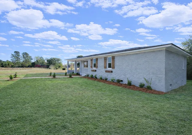 Photo 5 of Single family home for sale at 1142 Pearson Rd, Manning, SC 29102 | MLS# 26023069 | Listing updated on 2026-08-20