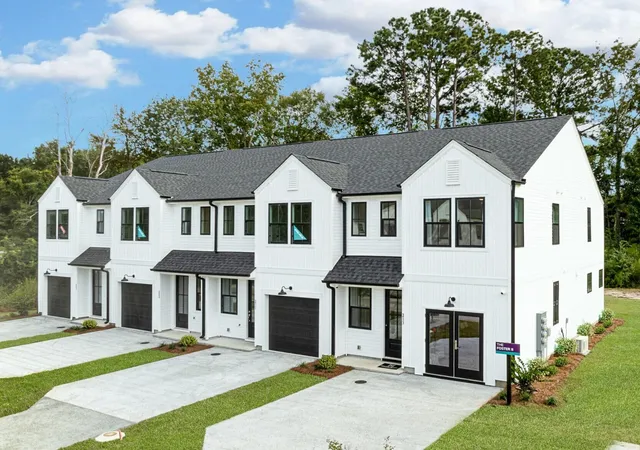 Photo 2 of Sale Pending at 5098 Buggs Ln, Summerville, SC 29485 | MLS# 26010645 | Listing updated on 2026-08-08