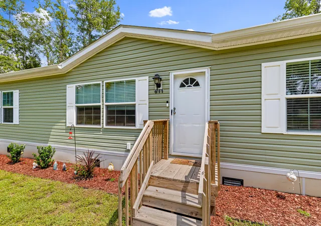 Photo 3 of Manufactured home for sale at 611 Finlay Ln, Cottageville, SC 29435 | MLS# 25023098 | Listing updated on 2025-10-28