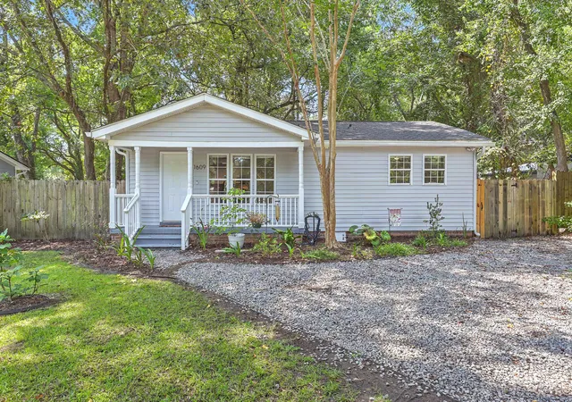 Photo 1 of Single family home for sale at 1609 Pineview Rd, Charleston, SC 29407 | MLS# 26024205 | Listing updated on 2026-09-15