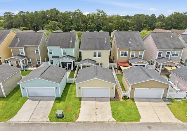 Photo 3 of Single family home for sale at 420 Verbena Ave, Summerville, SC 29483 | MLS# 26018731 | Listing updated on 2026-09-11