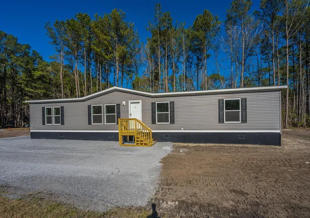 Photo 4 of Manufactured home for sale at 239 Belfast Ave, Holly Hill, SC 29059 | MLS# 26022429 | Listing updated on 2026-08-17