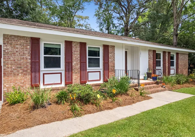 Photo 2 of Single family home for sale at 1851 Gippy Ln, Charleston, SC 29407 | MLS# 26015740 | Listing updated on 2026-09-17