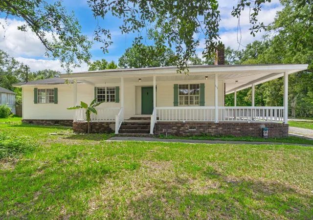 Photo 1 of Single family home for sale at 101 Lake Dr, Summerville, SC 29483 | MLS# 26021251 | Listing updated on 2026-09-03