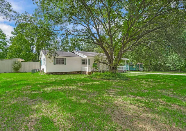 Photo 3 of Single family home for sale at 101 Lake Dr, Summerville, SC 29483 | MLS# 26021251 | Listing updated on 2026-09-03