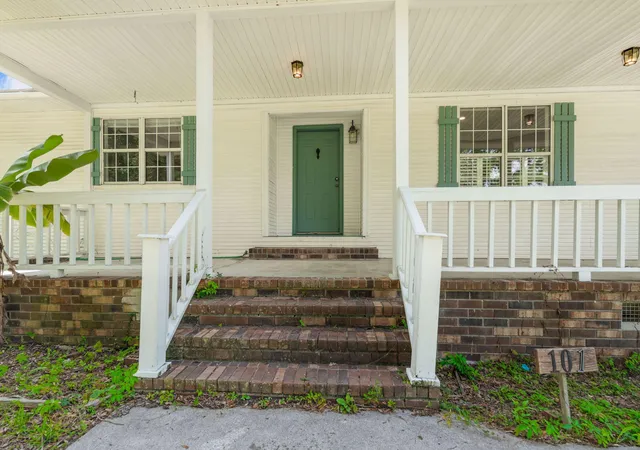 Photo 3 of Single family home for sale at 101 Lake Dr, Summerville, SC 29483 | MLS# 26021251 | Listing updated on 2026-09-22