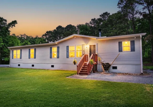 3rd image of 205 Confederate St, Summerville, SC 29485 | MLS# 26018082