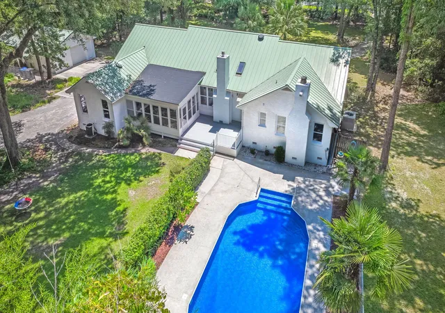 Photo 1 of Single family home for sale at 304 Woodland Dr, Summerville, SC 29485 | MLS# 26021001 | Listing updated on 2026-08-10