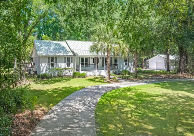 Photo 2 of Single family home for sale at 304 Woodland Dr, Summerville, SC 29485 | MLS# 26021001 | Listing updated on 2026-08-10