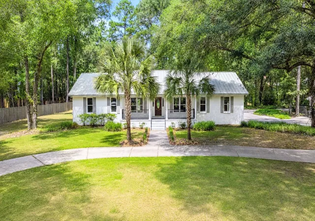 Photo 3 of Single family home for sale at 304 Woodland Dr, Summerville, SC 29485 | MLS# 26021001 | Listing updated on 2026-08-10