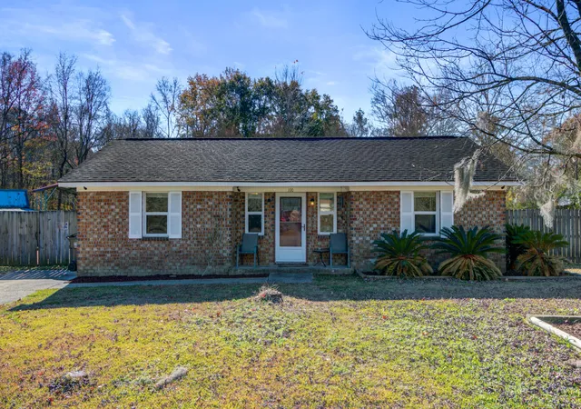 Photo 2 of Single family home for sale at 100 John Ct, Summerville, SC 29485 | MLS# 26009847 | Listing updated on 2026-09-05