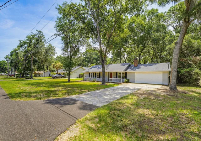 Photo 3 of Sale Pending at 16 Wiggins Rd, Beaufort, SC 29907 | MLS# 26020392 | Listing updated on 2026-08-21