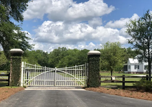 3rd image of 16 Leaning Oak Ln, Ravenel, SC 29470 | MLS# 22010126