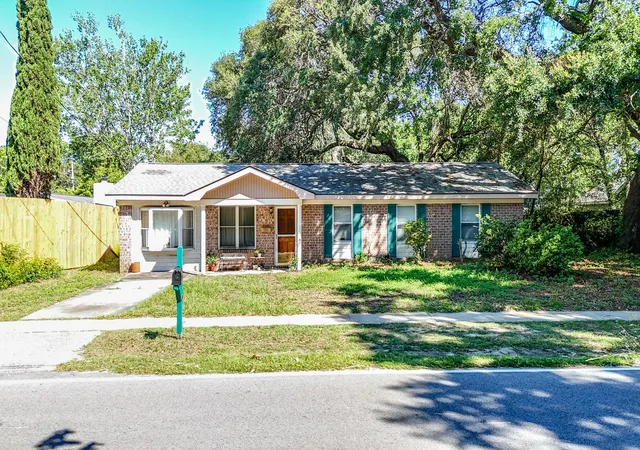 Photo 1 of Single family home for sale at 616 Center St, Mount Pleasant, SC 29464 | MLS# 26017402 | Listing updated on 2026-08-22