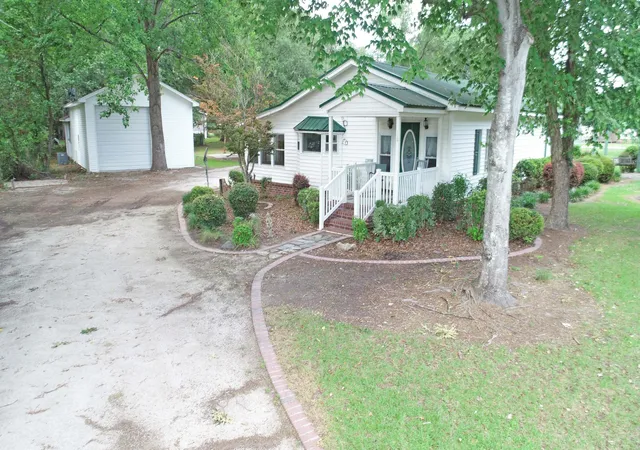 Homes for sale in Eutawville, SC | 113 Winter St, Eutawville, SC 29048 | MLS# 26017489