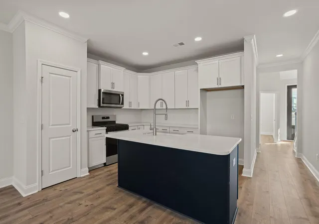 Photo 2 of Townhouse for sale at 220 Lake Greenwood Blvd, Greenwood, SC 29649 | MLS# 26018670 | Listing updated on 2026-08-04