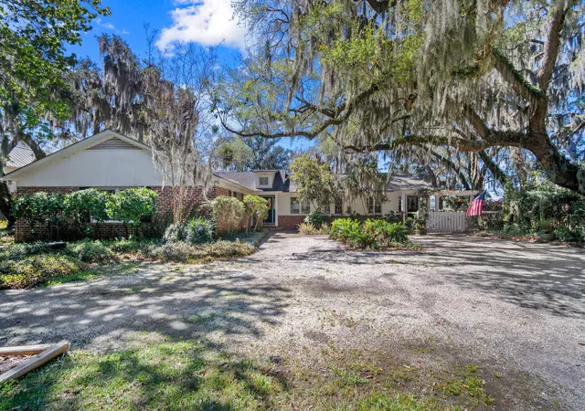 1st image of 115 S Hermitage Rd, Beaufort, SC 29902 | MLS# 26008235