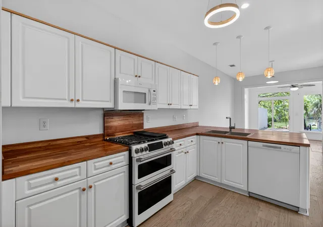 Photo 4 of Single family home for sale at 691 Blue Heron, Mount Pleasant, SC 29464 | MLS# 26018039 | Listing updated on 2026-08-04