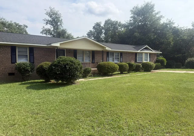 Photo 2 of Single family home for sale at 220 Eastwood Cir, Orangeburg, SC 29118 | MLS# 26020267 | Listing updated on 2026-08-04