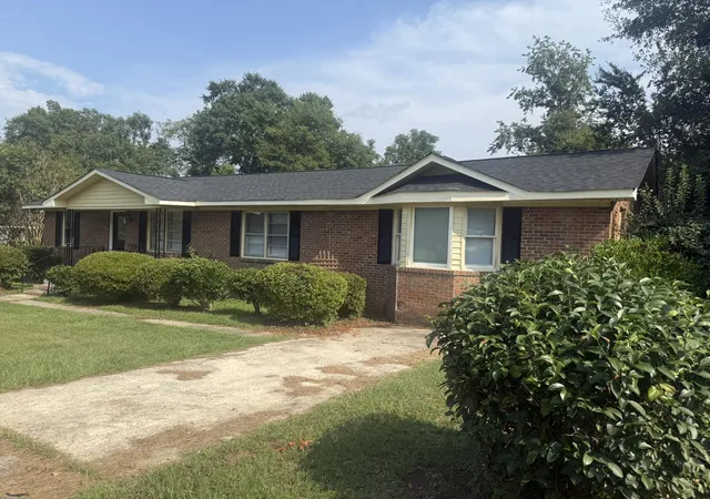Photo 3 of Single family home for sale at 220 Eastwood Cir, Orangeburg, SC 29118 | MLS# 26020267 | Listing updated on 2026-08-04