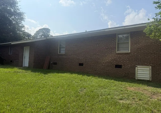 Photo 3 of Single family home for sale at 220 Eastwood Cir, Orangeburg, SC 29118 | MLS# 26020267 | Listing updated on 2026-08-04