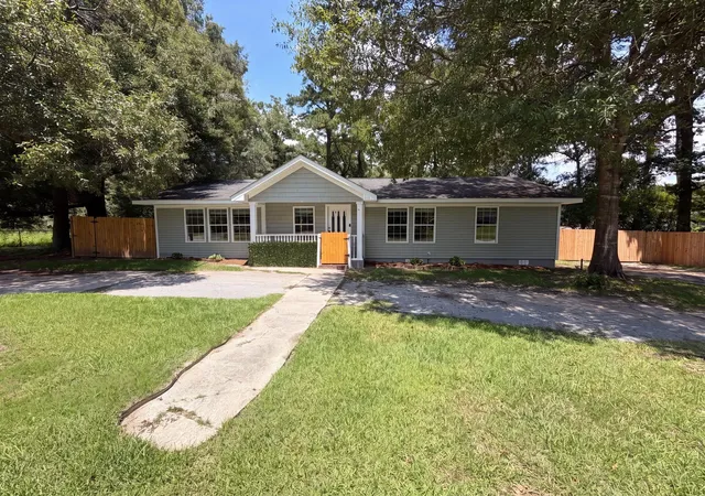 Photo 1 of Single family home for sale at 829 W 2nd North St, Summerville, SC 29483 | MLS# 26020853 | Listing updated on 2026-09-17