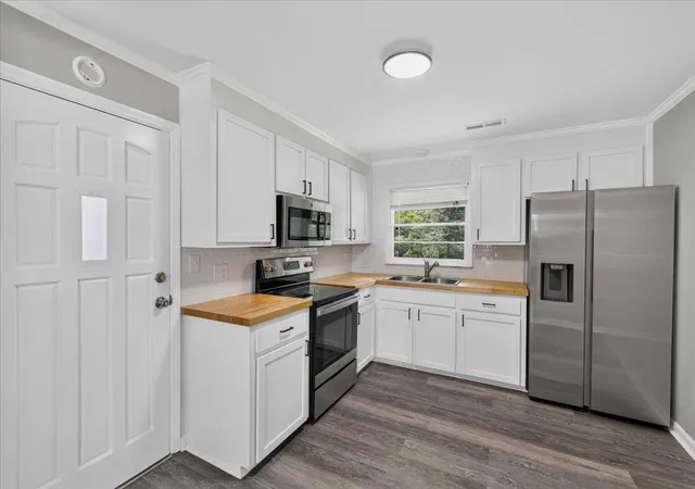 Photo 3 of Single family home for sale at 1450 N Sherwood Dr, Charleston, SC 29407 | MLS# 26021334 | Listing updated on 2026-09-15