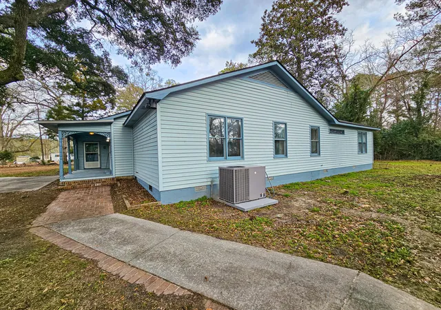 Photo 3 of Single family home for sale at 127 Meadowlake Dr, Walterboro, SC 29488 | MLS# 26004813 | Listing updated on 2026-09-04
