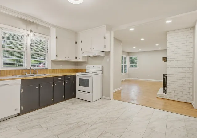 Photo 3 of Single family home for sale at 114 Live Oak Rd, Summerville, SC 29485 | MLS# 26017488 | Listing updated on 2026-08-17