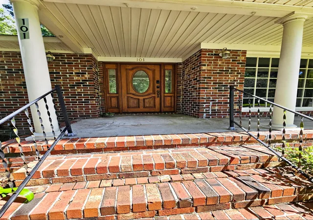 Photo 3 of Single family home for sale at 101 Beacon Hl Ln, Summerville, SC 29485 | MLS# 26018297 | Listing updated on 2026-08-14