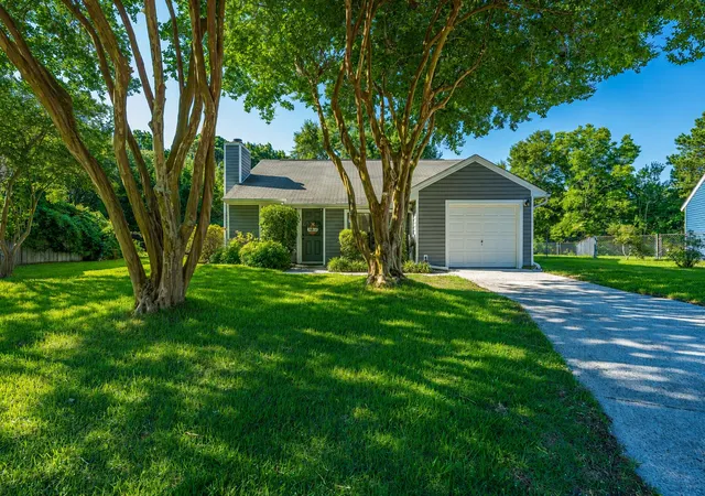 Photo 1 of Single family home for sale at 995 Oakcrest Dr, Charleston, SC 29412 | MLS# 26019458 | Listing updated on 2026-08-17