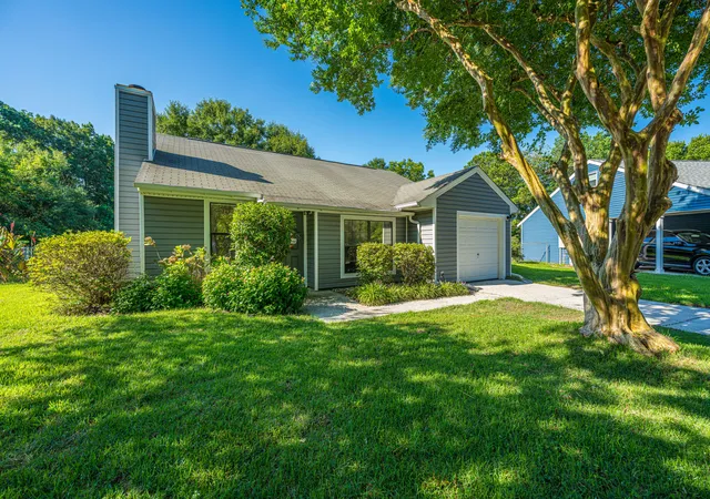 Photo 2 of Single family home for sale at 995 Oakcrest Dr, Charleston, SC 29412 | MLS# 26019458 | Listing updated on 2026-08-17