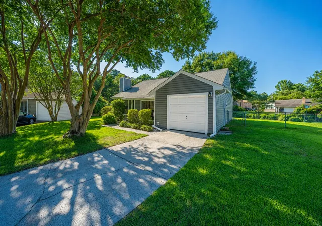 Photo 3 of Single family home for sale at 995 Oakcrest Dr, Charleston, SC 29412 | MLS# 26019458 | Listing updated on 2026-08-17