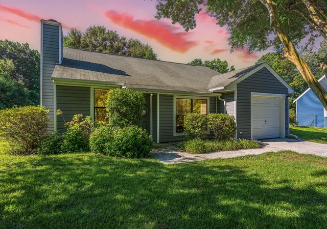 Photo 3 of Single family home for sale at 995 Oakcrest Dr, Charleston, SC 29412 | MLS# 26019458 | Listing updated on 2026-08-17