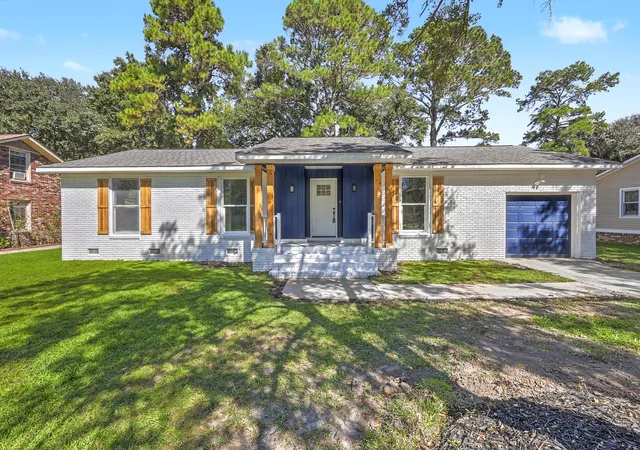 Single family home for sale at 103 Sandtrap Rd, Summerville, SC 29483 | MLS# 26029493