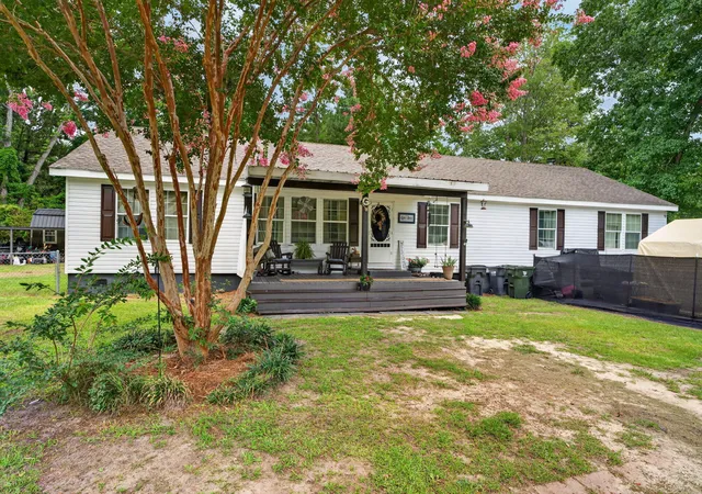 Homes for sale in Summerville, SC | 146 Glen St, Summerville, SC 29483 | MLS# 26018715