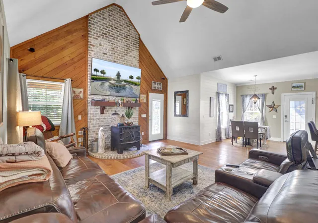 Photo 4 of Single family home for sale at 135 Gilleys Ct, Summerville, SC 29483 | MLS# 26020082 | Listing updated on 2026-09-19