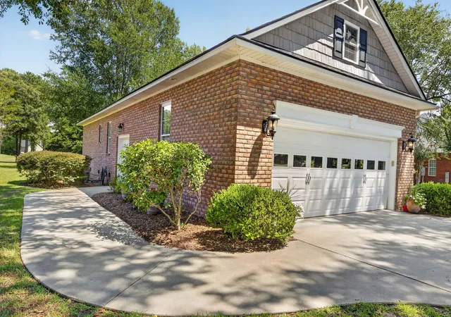 Photo 3 of Single family home for sale at 6 Lake Arbu Dr, Manning, SC 29102 | MLS# 26023125 | Listing updated on 2026-08-24
