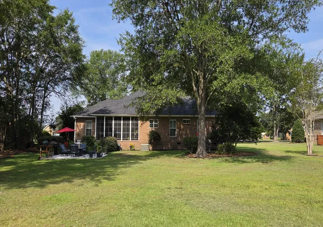 Photo 4 of Single family home for sale at 6 Lake Arbu Dr, Manning, SC 29102 | MLS# 26023125 | Listing updated on 2026-08-24