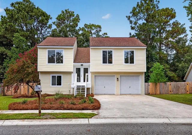Photo 3 of Single family home for sale at 104 Foxfire Ct, Summerville, SC 29486 | MLS# 26023803 | Listing updated on 2026-10-08