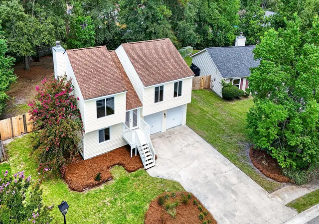 Photo 4 of Single family home for sale at 104 Foxfire Ct, Summerville, SC 29486 | MLS# 26023803 | Listing updated on 2026-10-08