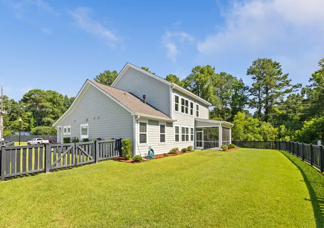 Photo 3 of Single family home for sale at 526 Oak View Way, Summerville, SC 29483 | MLS# 26021022 | Listing updated on 2026-09-08