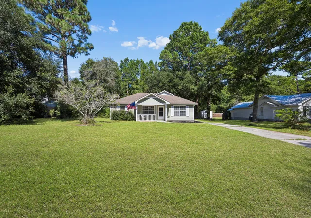 Photo 2 of Single family home for sale at 16 Robin Way, Beaufort, SC 29907 | MLS# 26020939 | Listing updated on 2026-09-16