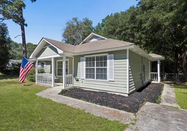 Photo 3 of Single family home for sale at 16 Robin Way, Beaufort, SC 29907 | MLS# 26020939 | Listing updated on 2026-09-16