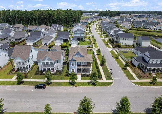 Photo 3 of Single family home for sale at 670 Blueway Ave, Summerville, SC 29486 | MLS# 26020589 | Listing updated on 2026-08-14