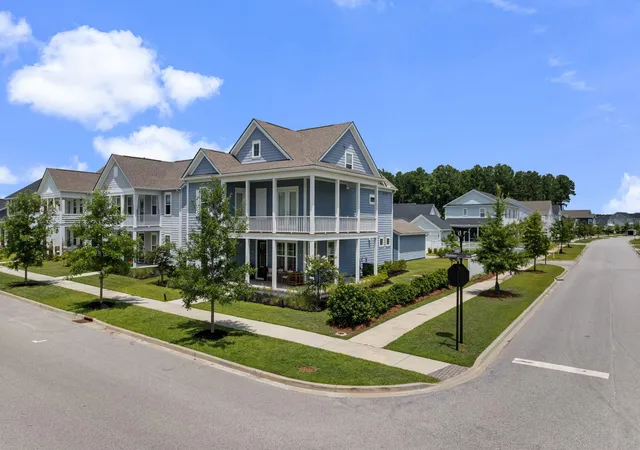 Photo 3 of Single family home for sale at 670 Blueway Ave, Summerville, SC 29486 | MLS# 26020589 | Listing updated on 2026-08-14