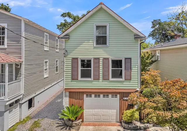 Photo 1 of Single family home for sale at 9 Kyle Pl, Charleston, SC 29403 | MLS# 26023726 | Listing updated on 2026-09-10
