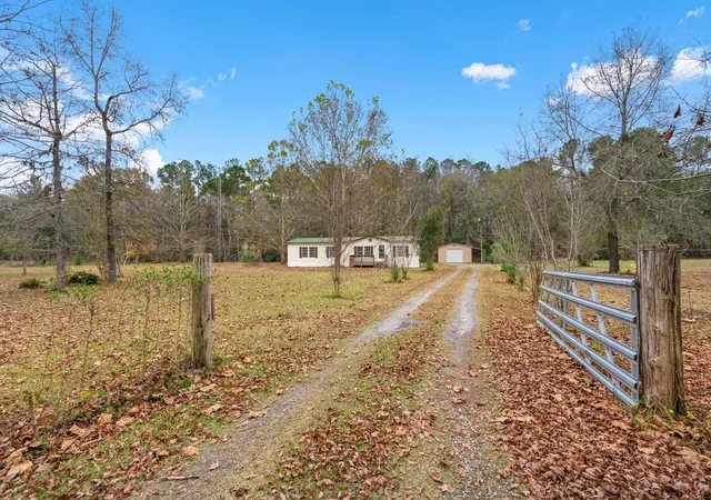 Photo 3 of Manufactured home for sale at 531 Vandross Rd, Moncks Corner, SC 29461 | MLS# 26015239 | Listing updated on 2026-08-18