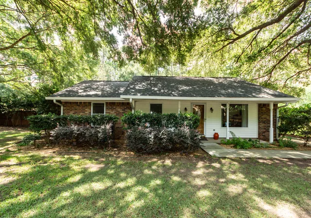 Homes for sale in Ravenel, SC | 5717 San Flora Ave, Ravenel, SC 29470 | MLS# 26018120